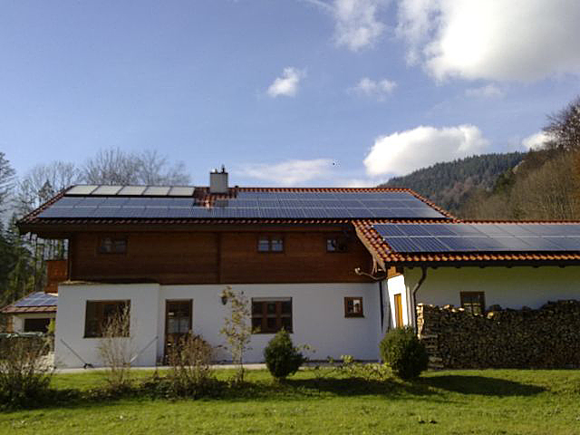 Fertige Photovoltaik-Anlage auf Gebäude